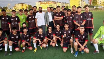 Muş’un Bulanık Kaymakamı Ömer Övünç Koşansu, ilçe stadında antrenman yapan