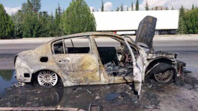 Burdur-Antalya kara yolunda otomobilde çıkan yangına itfaiye ekipleri müdahale ederken,