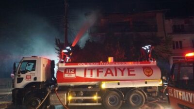 Burdur’un Gölhisar ilçesinde 2 katlı apartmanın çatısında çıkan yangın alt