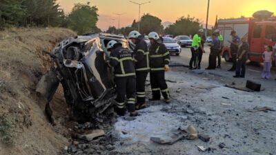 Burdur’da kontrolden çıkan otomobilin otobüs durağına çarptığı kazada 2 kişi