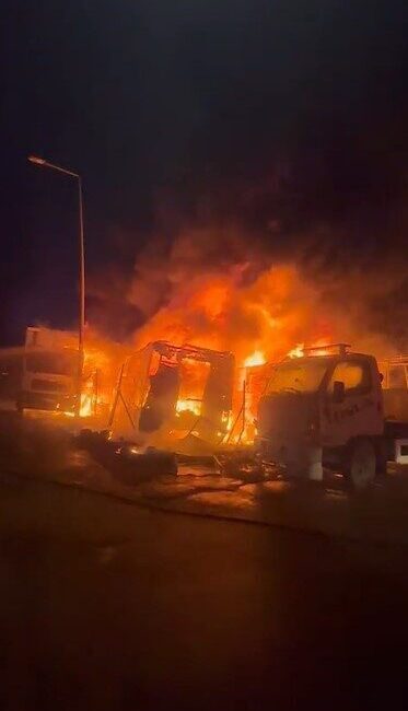 Bursa’da 3 kamyon ve 1 tır alev alev yandı, ortalık savaş alanına döndü Bursa’nın Osmangazi ilçesinde park halindeki 3 kamyon ve 1 tır