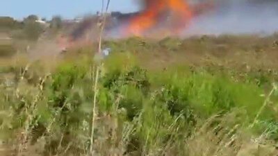 Bursa’nın Mudanya ilçesinde çalılık alanda çıkan yangın, ekiplerin karadan ve