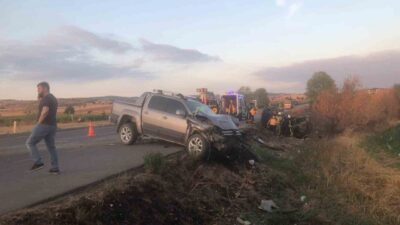 Bursa’nın Yenişehir ilçesinde iki otomobil kafa kafaya çarpıştı. Kazada eski