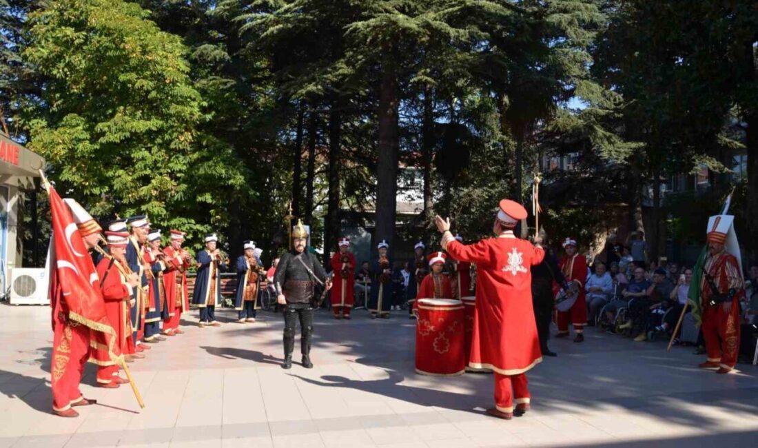 Bursa’da hastanede konser veren mehter takımı kahramanlık türküleri ve marşlarla