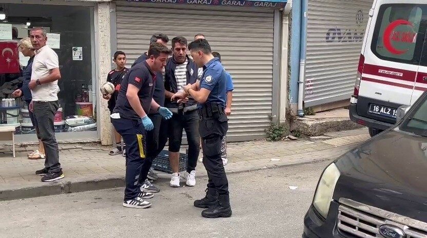 Bursa’da ihbara giden polise köpekle saldırdı : 2 polis yaralandı Bursa’nın Osmangazi ilçesinde aile içi şiddet ihbarına giden polis ekipleri