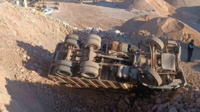 Bursa’nın İnegöl ilçesinde kontrolden çıkan hafriyat yüklü kamyonun devrildiği kazada,