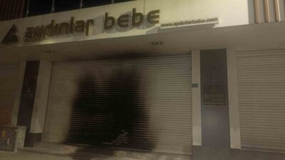 Bursa’da kimliği belirlenemeyen bir şahıs giyim mağazasını kundakladı. Mağazayı ateşe