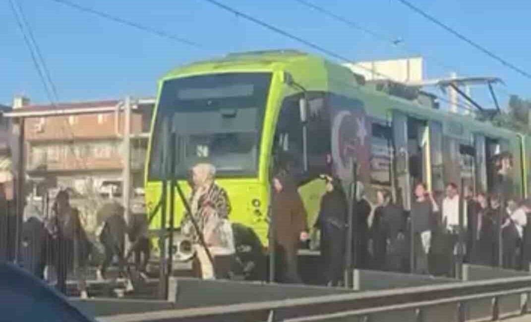 Bursa’da metro durdu, vatandaşlar raylardan yürüdü Bursa’da metro hattında meydana gelen kesinti sebebiyle trenler durdu. Metro