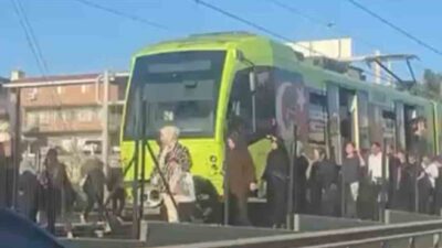 Bursa’da metro hattında meydana gelen kesinti sebebiyle trenler durdu. Metro