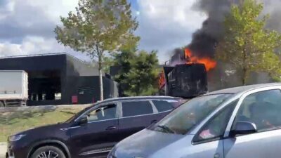 Bursa’nın Nilüfer ilçesinde, midye satışı yapılan kamyonet bir anda alevlere