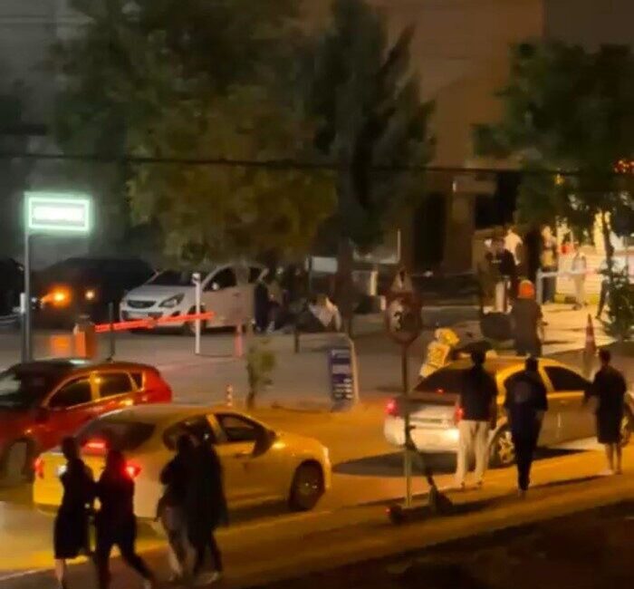 Bursa’da öldüresiye dayak kamerada: 1 yaralı Bursa’da iki şahıs sokak ortasında tartıştıkları bir kişiyi tekme ve