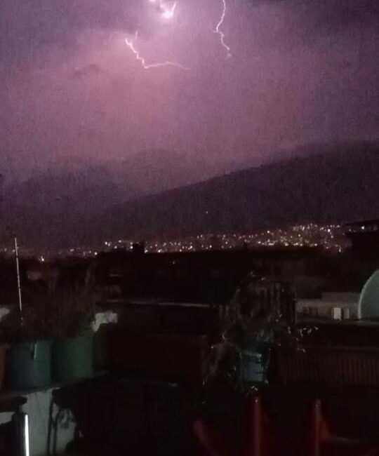 Bursa’da gece karanlığı, ardı arkası kesilmeyen şimşeklerle aydınlandı. Bursa’da akşam