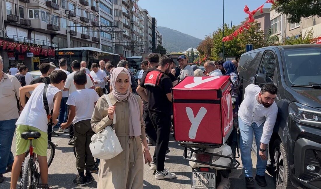 Bursa’da alt geçit olmasına rağmen karşıya caddeden geçmek isteyen 2