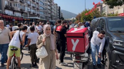 Bursa’da alt geçit olmasına rağmen karşıya caddeden geçmek isteyen 2