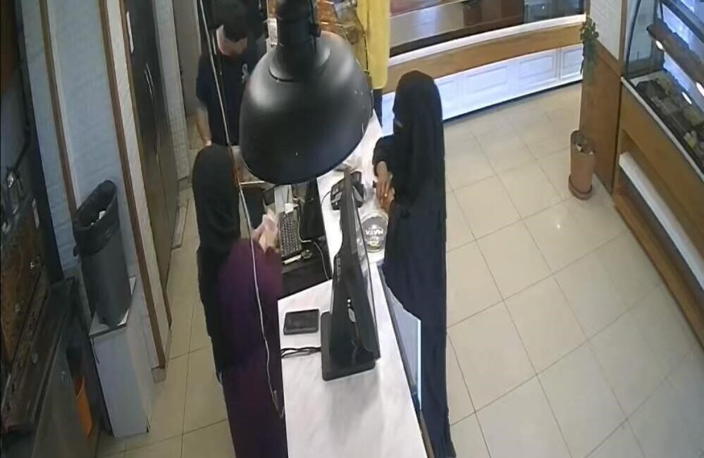 Bursa’nın Yıldırım ilçesinde esnafı dolaşarak “tırnakçılık” yöntemiyle hırsızlık yapmaya çalışan