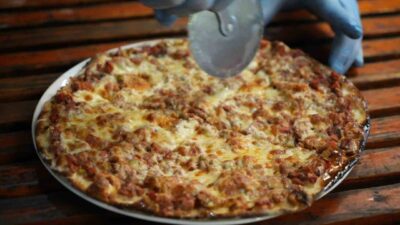 Bursa’ya kazandırılan Değirmen Park Sosyal Tesislerinde vatandaşın beğenisine sunulan pizza