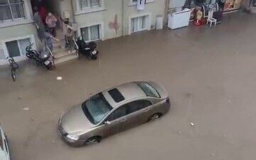 Bursa’nın Kestel ilçesinde öğle saatlerinde aniden bastıran sağanak yağış, hayatı