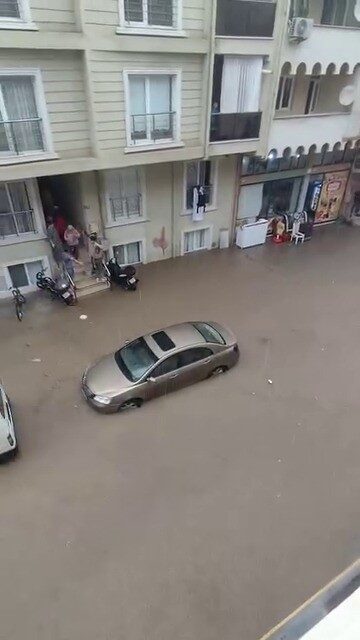 Bursa’nın Kestel ilçesinde öğle saatlerinde aniden bastıran sağanak yağış, hayatı