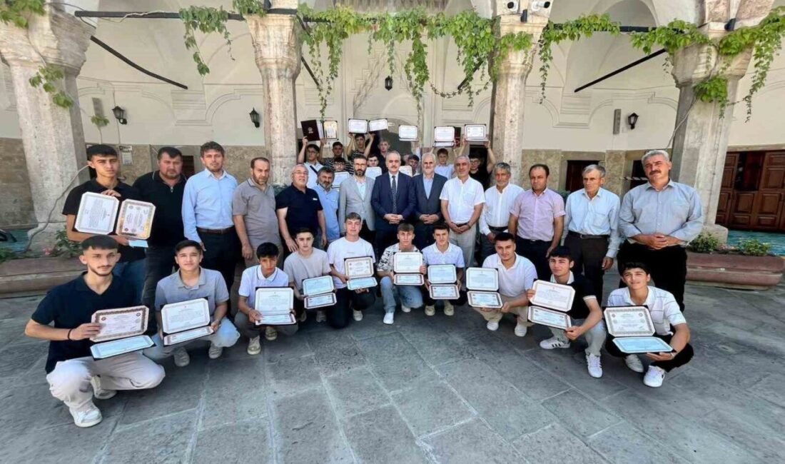 Büyükağa Kur’an Kursu’nda genç hafızlar belgelerine kavuştu Amasya’da Büyükağa Kur’an Kursu’nda hafızlık eğitimlerini başarıyla tamamlayan genç hafızlar