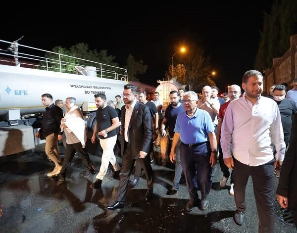 Büyükkılıç, yangın çıkan fabrikada inceleme yaparak geçmiş olsun dileklerini iletti Kayseri Büyükşehir Belediye Başkanı Dr. Memduh Büyükkılıç, Kayseri OSB’de yangın
