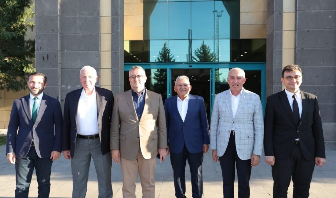 Kayseri Büyükşehir Belediye Başkanı Dr. Memduh Büyükkılıç, kurmayları ile birlikte
