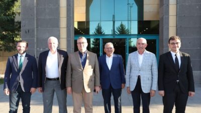 Kayseri Büyükşehir Belediye Başkanı Dr. Memduh Büyükkılıç, kurmayları ile birlikte