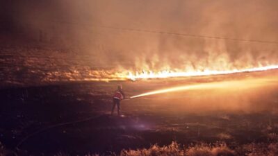 Van’ın Çaldıran ilçesinde çıkan anız yangını çevredeki evlere sıçramadan itfaiye