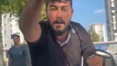 Kayseri’nin Melikgazi ilçesinde ışıkta bekleyerek cam silme bahanesiyle bir aracın