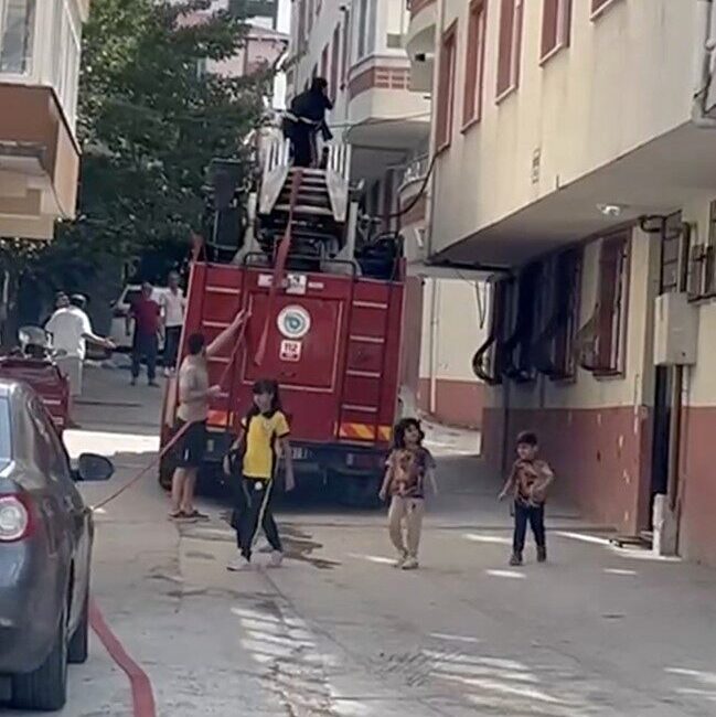 Çamaşır makinesinden çıkan yangına itfaiye müdahale etti Tekirdağ’ın Kapaklı ilçesinde bulunan apartmanın birinci katında çıkan yangın, itfaiye