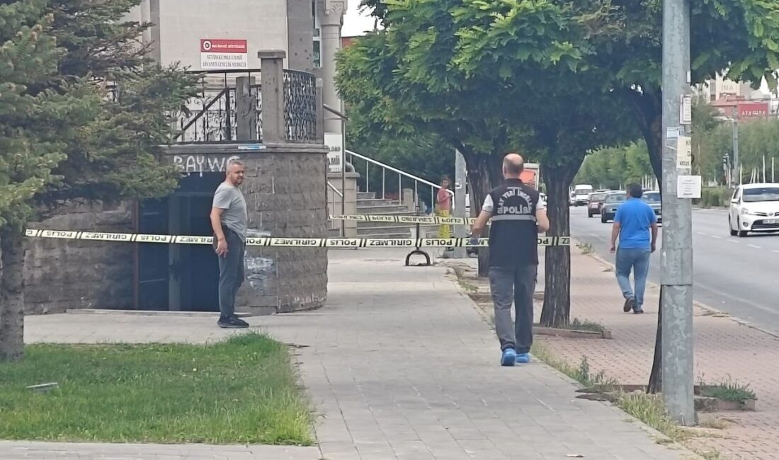 Cami tuvaletinde bıçaklı kavga: 1 ağır yaralı Kayseri’nin Melikgazi ilçesinde bir cami tuvaletinde bıçaklanan şahıs ağır yaralandı.