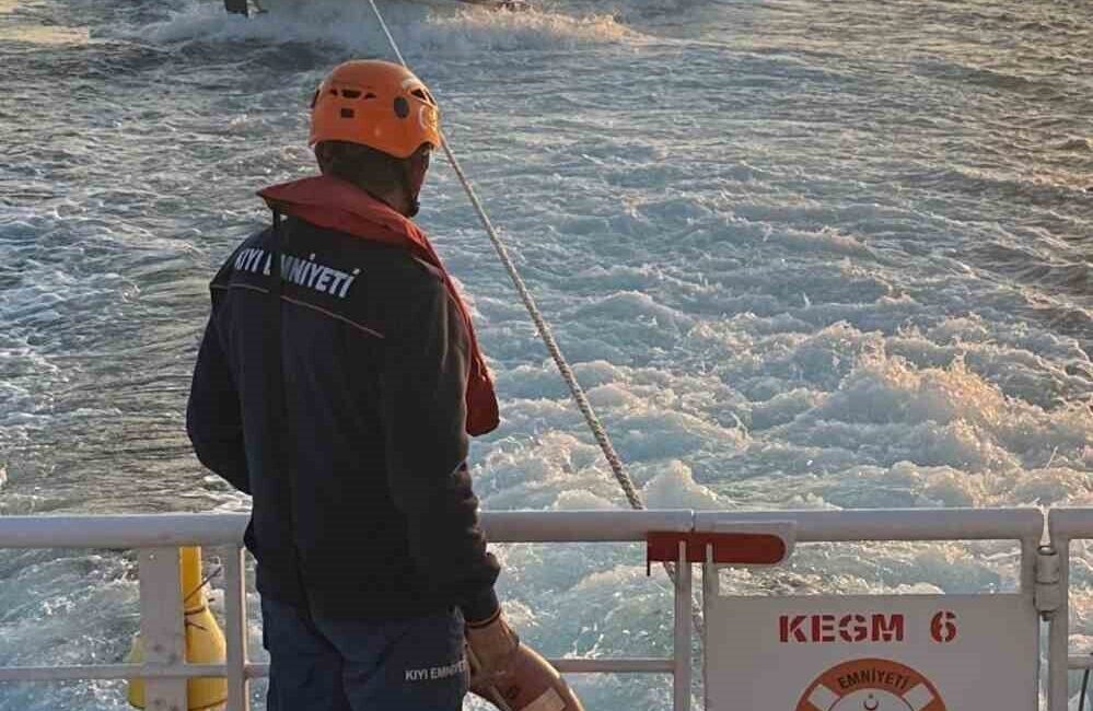 Çanakkale Boğazı’nda Lapseki Dalyan önlerinde makine arızası yaşanan tekne, Kıyı