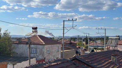 Çanakkale’nin Ezine ilçesinde çıkan orman yangınına ekiplerin havadan ve karadan