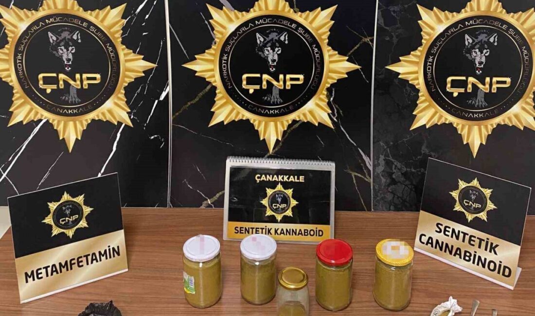Çanakkale’de uyuşturucu operasyonu Çanakkale’de polis ekipleri tarafından uyuşturucuyla mücadele çerçevesinde düzenlenen operasyonda 2