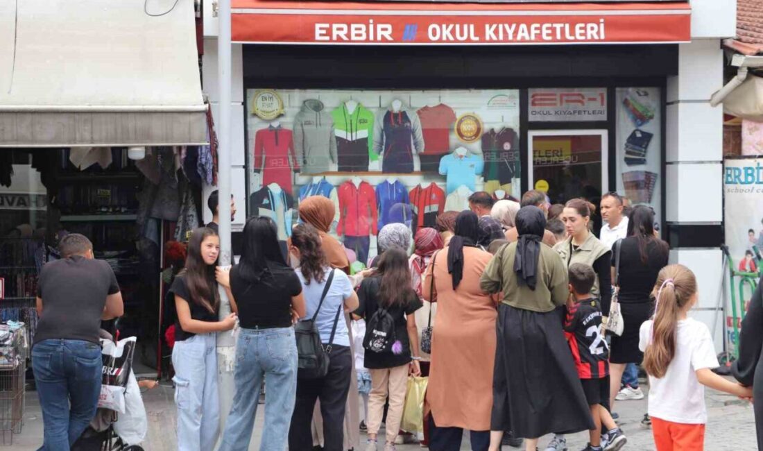 Çarşı’da okul kıyafetleri yoğunluğu Yeni eğitim-öğretim yılının yarın başlayacak olmasından dolayı Eskişehir’de birçok veli
