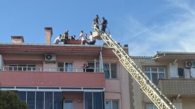 Çanakkale’nin Çan ilçesinde 5 katlı bir binanın çatısını tamir ederken