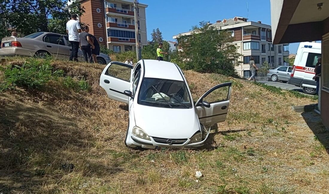 Çaycuma’da iki otomobil çarpışınca araç yoldan çıktı: 1 yaralı Zonguldak’ın Çaycuma ilçesinde otomobille çarpışan araç yoldan çıkarak evin boşluğuna
