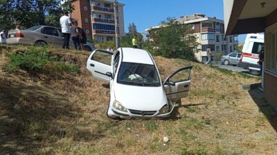 Zonguldak’ın Çaycuma ilçesinde otomobille çarpışan araç yoldan çıkarak evin boşluğuna