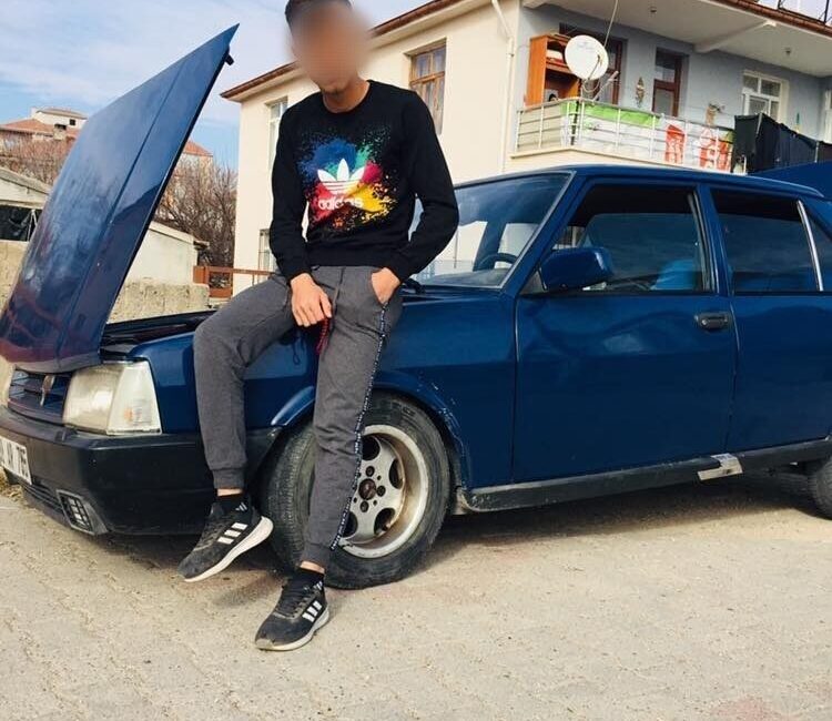 Cebindeki bıçak canından etti KIRŞEHİR (İHA) – Kırşehir’in Mucur ilçesinde kablo tamiri yaparken dengesini