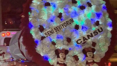 Konya’da bir çekici bu kez otomobil değil, yapay çiçek buketi