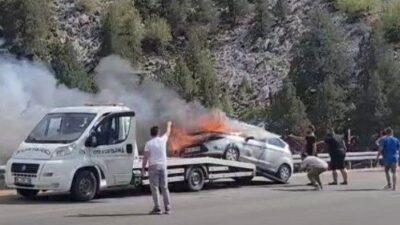 Konya’nın Beyşehir ilçesi yakınlarında seyir halindeki çekicinin üzerindeki otomobil alev