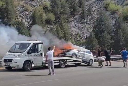 Çekici üzerindeki otomobil alev alev yandı Konya’nın Beyşehir ilçesi yakınlarında seyir halindeki çekicinin üzerindeki otomobil alev