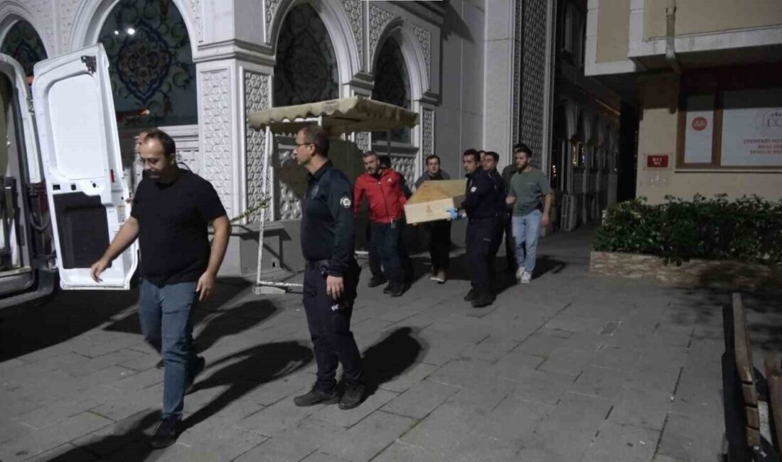 Çekmeköy’de cami tuvaletinde genç adamın cansız bedeni bulundu İstanbul Çekmeköy’de bulunan Merkez Camii’nin tuvaletinde genç bir adamın cansız