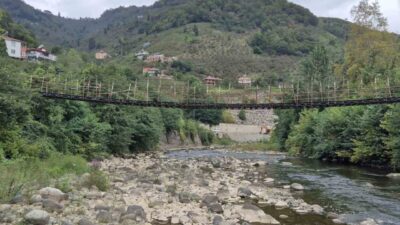 Giresun’un Bulancak ilçesinde Pazarsuyu Deresi üzerine kurulu çelik halatlara bağlı