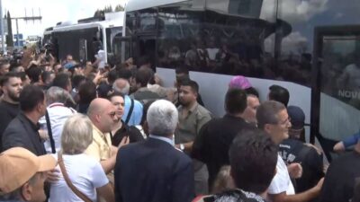 CHP İstanbul İl Başkanlığı önünde slogan atan bir grup, polis