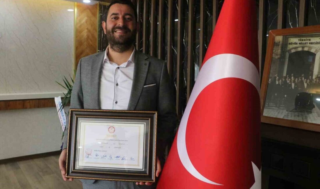 CHP’li meclis üyesinin TİP’li başkana ettiği küfür ortalığı savaş alanına çevirdi Hatay’da Samandağ ilçe Belediye Başkanı Türkiye İşçi Partili Emrah Karaçay’a,