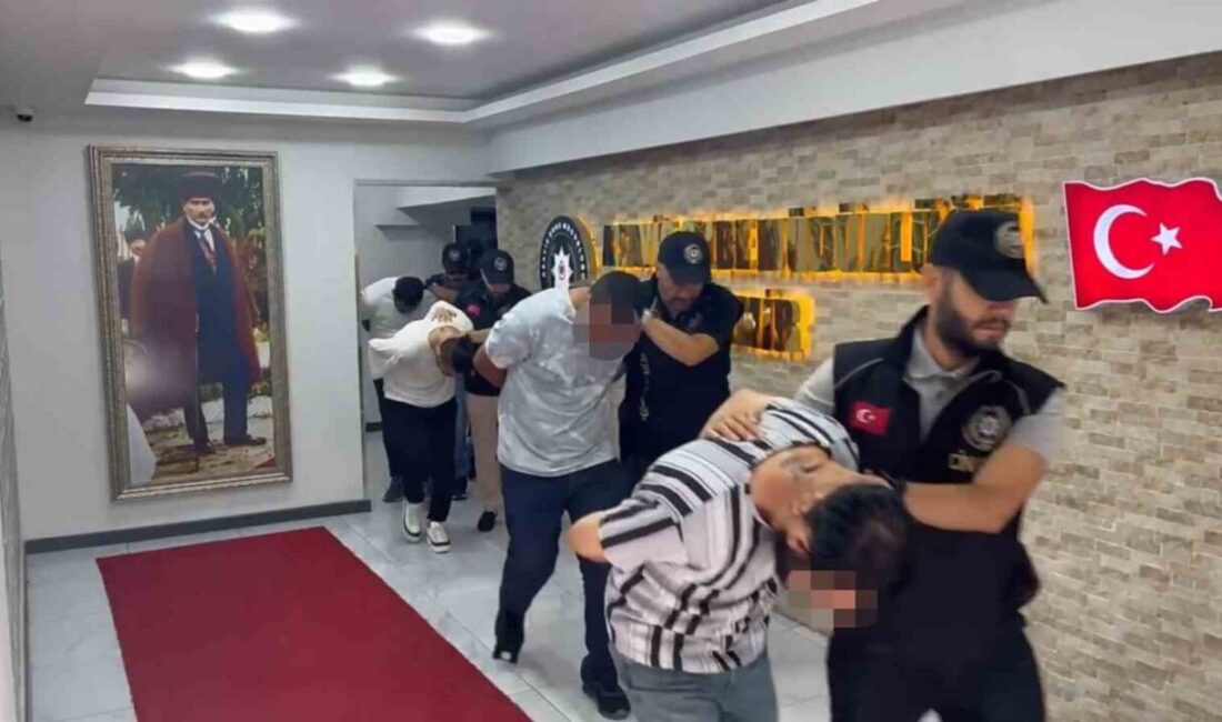Çiğli’de sokak ortasında işlenen cinayette 2 tutuklama İzmir’in Çiğli ilçesinde sokak ortasında işlenen cinayetin şüphelileri Manisa’da yakalandı.