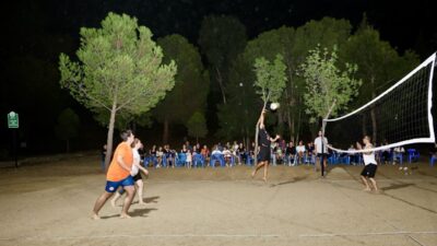 Aydın’ın Çine ilçesinde düzenlenen sokak voleybolu turnuvası, vatandaşların yoğun ilgisi