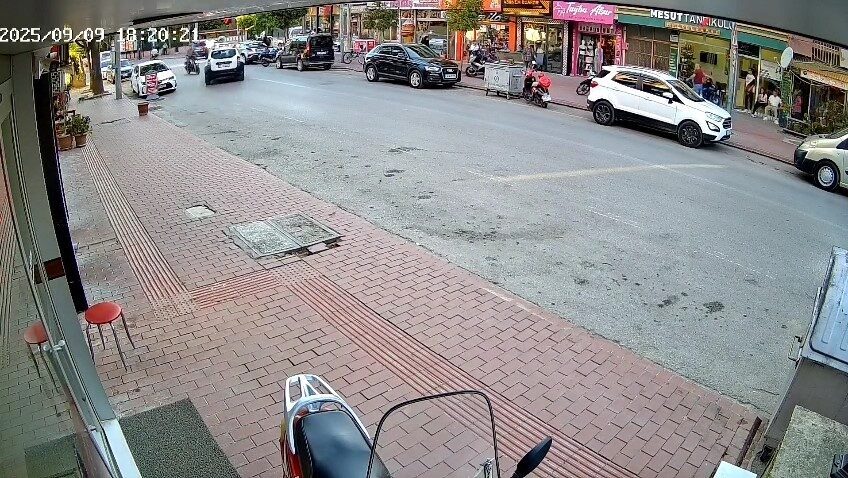 Cipe çarpan motosikletli metrelerce havaya savruldu: Kaza anı kamerada Bursa’da cipe çarpan motosikletli metrelerce havaya savruldu. Motosiklet sürücüsü ağır