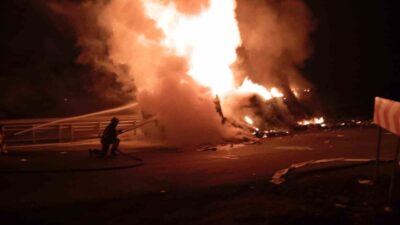 Şırnak’ın Cizre ilçesinde freni boşalan kamyon, bariyerlere çarpıp devrildi. Alev