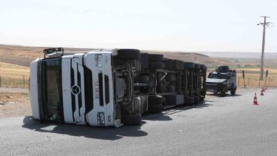 Şırnak’ın Cizre ilçesinde virajı alamayan tır yolda devrildi, kazada sürücü